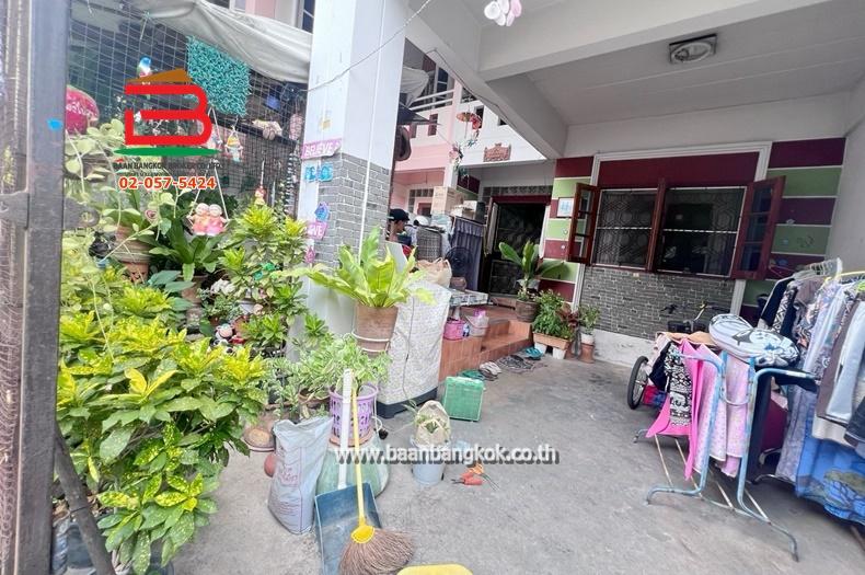 ทาวน์เฮาส์ เนื้อที่ 20 ตรว. หมู่บ้าน บดินทรรักษา 4 (คู้บอน27แยก25) ถนนคู้บอน แขวงท่าแร้ง เขตบางเขน 2