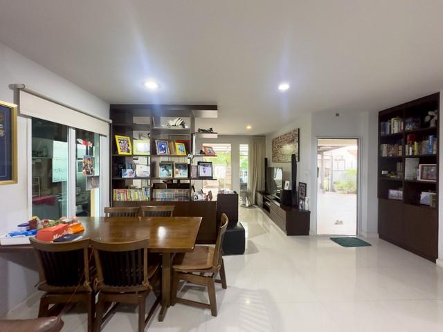 บ้านเดี่ยว 2 หลัง เชื่อมถึงกัน SKY ดอนเมือง – สรงประภา 111 ตร.วา 6 นอน 6 น้ำ เดินเชื่อมเข้าหากันได้ เหมาะสำหรับครอบครัวใ 4