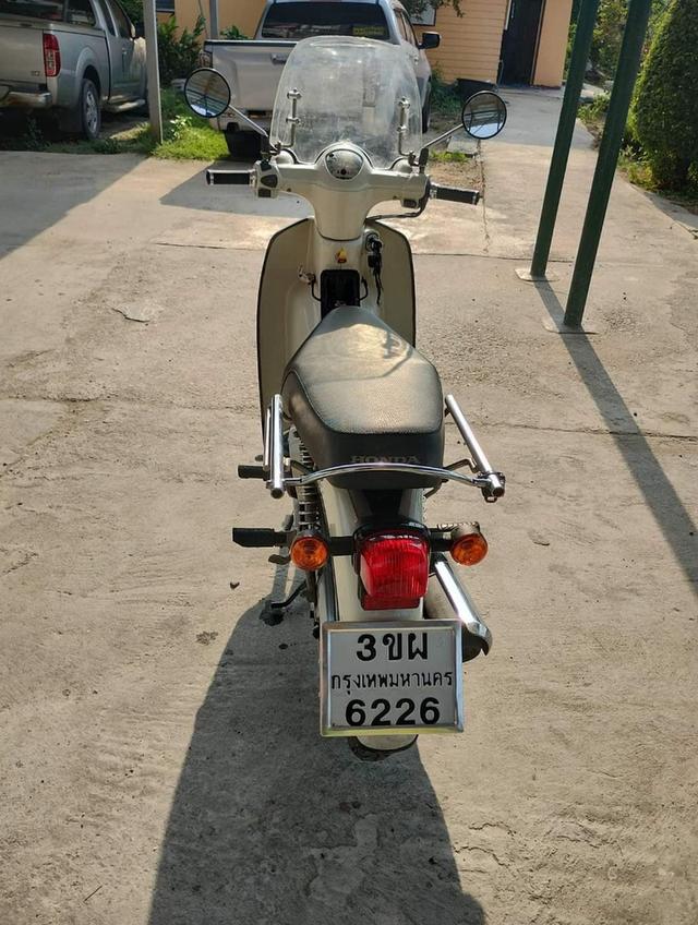 Honda Super Cub สีครีม 2