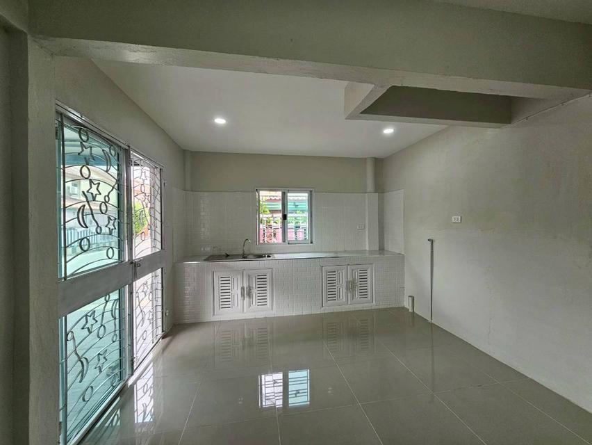 บ้านแฝดในอยุธยา ติดถนนสายเอเชีย เนื้อที่ 28.5 ตรว.  3 ห้องนอน  2 ห้องน้ำ 1 ห้องครัว 2 ที่จอด 5