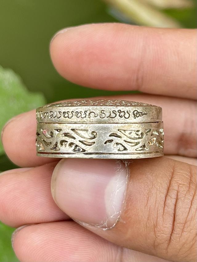 ตลับสีผึ้งม้าเสพนาง ครูบาวัง พรหมเสโน เนื้อเงิน ปี2510 ข้างในมีรกยม และนกสาริกา ปิดทอง รูปที่ 7