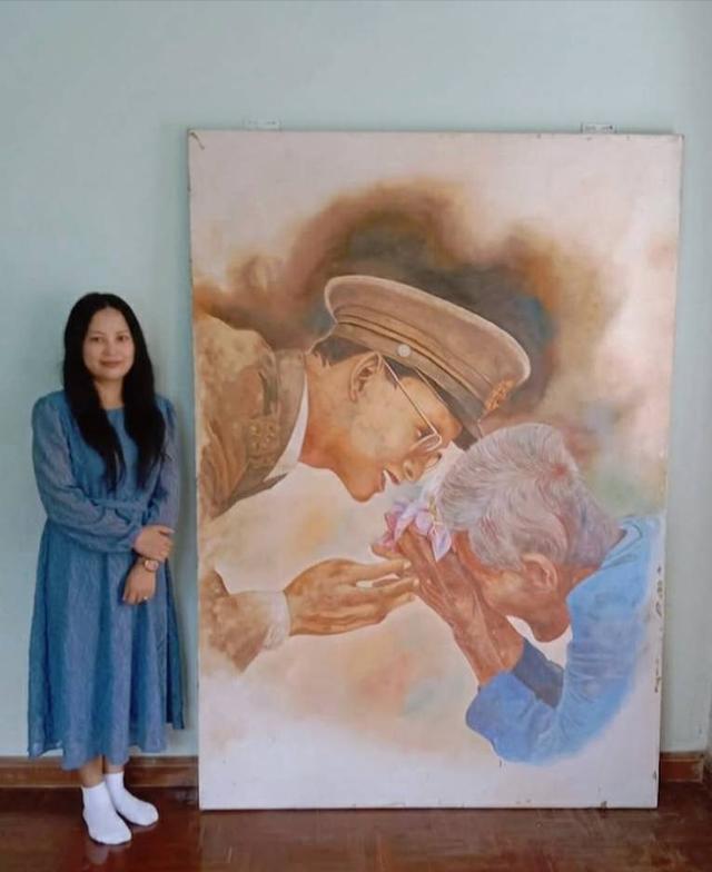 736.ภาพวาดสีน้ำมันพระบรมสาทิสลักษณ์ในหลวงรัชกาลที่ 9 ทรงรับดอกบัวสายสีชมพู จากแม่เฒ่าตุ้ม จันทนิตย์ (ภาพใหญ่มาก)