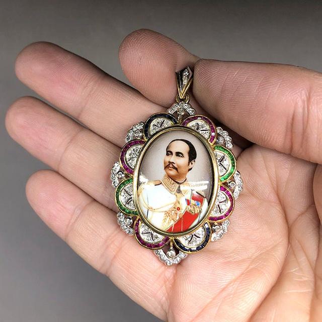 ชุดเข็มกลัดติดเสื้อแปลงเป็นจี้ห้อยคอได้ ฝังเพชรแท้ 68 เม็ด ฝังพลอยทับทิม ไพลิน มรกต ประดับล็อคเก็ตร