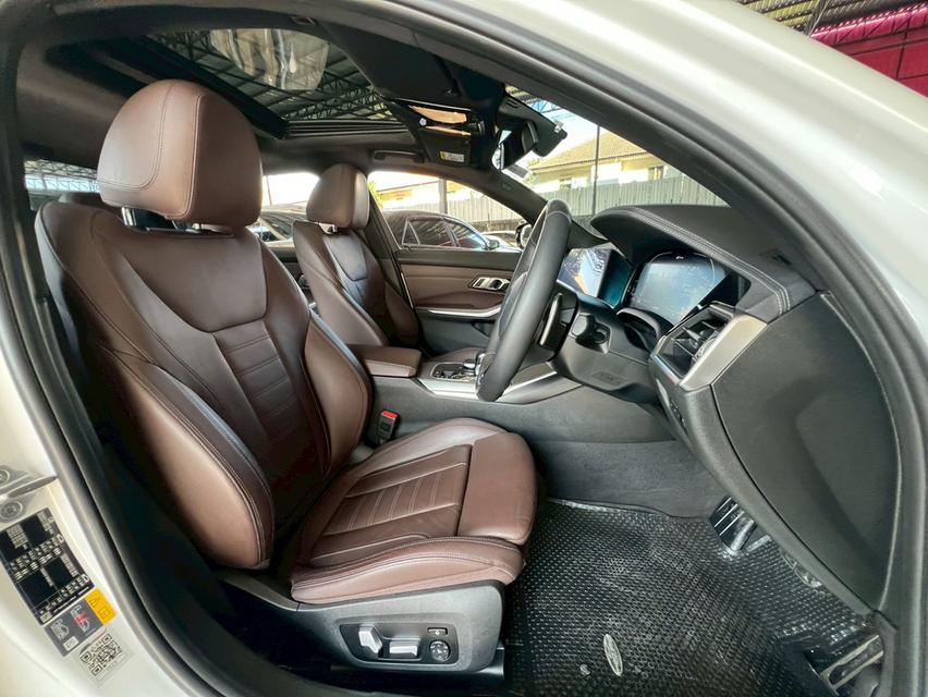 ปี 2020 BMW SERIES 3, 330e M SPORTโฉม G20 ปี18-ปัจจุบัน (จดทะเบียน 2021)สีขาว ไมล์แท้ 92,126 km. เซอร์วิสศูนย์ทุกระยะ 6