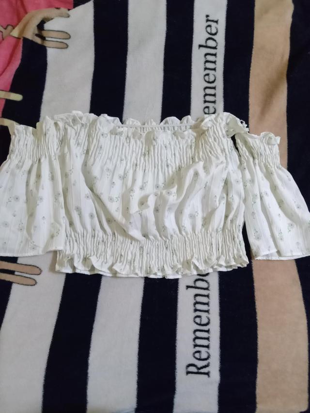 เสื้อปาดไหล่ ลายดอกไม้
