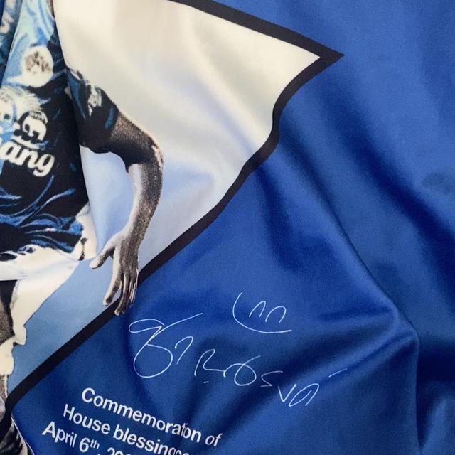 เสื้อบอลมีลายเซ็นด้านหลัง