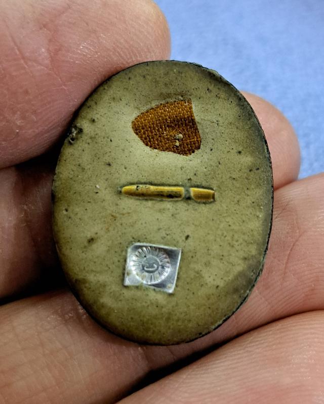 #ล็อกเก็ตครึ่งองค์หลวงปู่หมุน วัดบ้านจาน ด้านหลังติดจีวรและตะกรุด#หลวงปู่หมุนหมุนเงินหมุนทอง