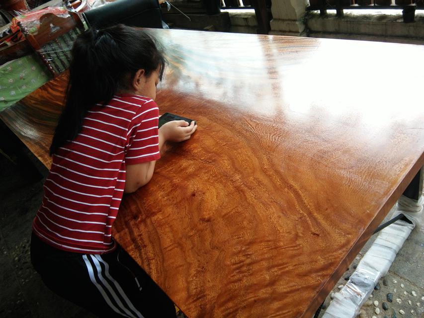 (**ขายแล้ว**)   โต๊ะไม้แผ่นเดียว  1 m x 2 m  พร้อมขาเหล็ก 2