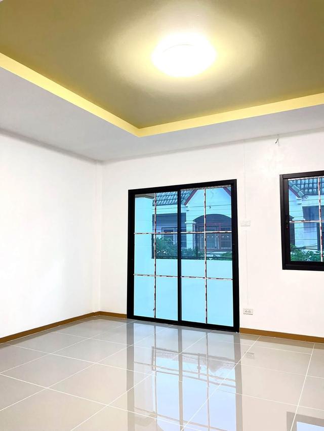 หมู่บ้านบัวทองธานี ฝั่งตรงข้ามสมบัติบุรีทาวน์เฮ้าส์  2 ชั้น  บ้านไล่ระดับ เพดานสูงโปร่ง ตกแต่งใหม่พร้อมอยู่ 18