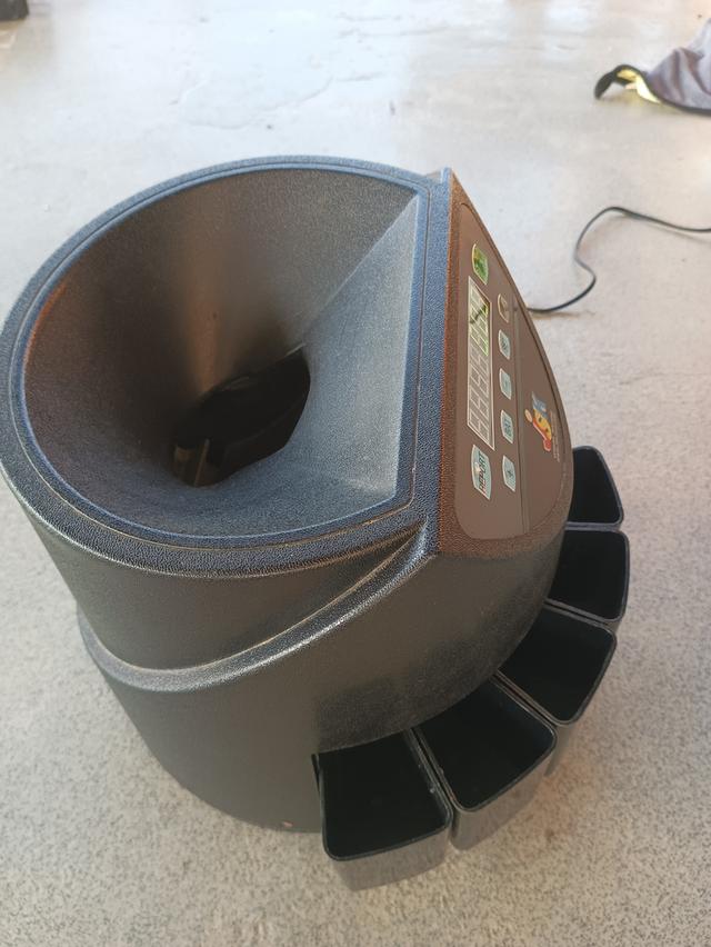 เครื่องนับและคัดแยกเหรียญ JSK แสดงผลแบบดิจิทัลที่มีความแม่นยำสูง สามารถนับและคัดแยกเหรียญไทยขนาด 0.25, 0.50, 1, 2, 5 และ 10 บาทได้ รูปที่ 6