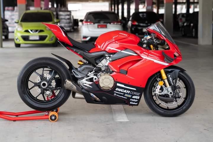Ducati Panigale สีแดง 2