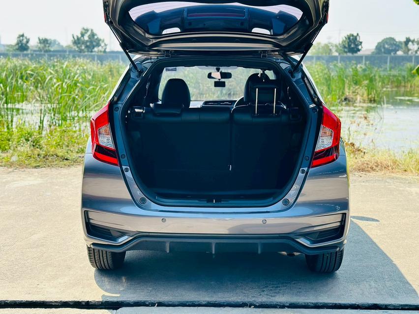 รถบ้านเข้าใหม่ ไมล์เพียง76,000โล เข้าศูนย์ตลอด มือเดียวออกห้างป้ายแดง สวย เดิม ราคาดี วารันตีหลังการขาย #HONDA NEW JAZZ 1.5RS (GK) ปี2019 สีเทา เกีย รูปที่ 6