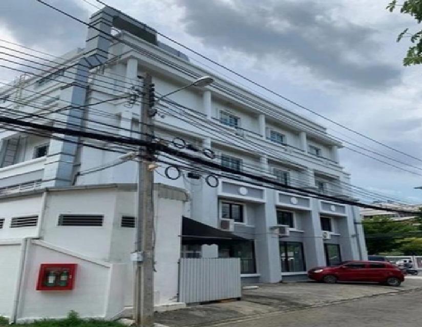 ให้เช่าอาคาร / อาคารเชิงพาณิชย์ 3.5 ชั้น / อาคารขนาดใหญ่ พื้นที่ดิน 52 ตารางวา พื้นที่ใช้สอยอาคาร 300 ตารางเมตร / ทำเล ถนนประชาชื่น ติดมหาลัยธุรกิจบัณ 7