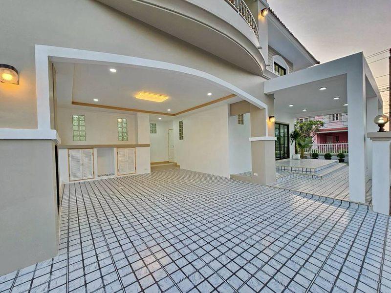 หมู่บ้านศิลปการพาร์ค3 ถนนบ้านกล้วย-ไทรน้อยบ้านเดี่ยว 2 ชั้น ตกแต่งใหม่พร้อมอยู่ หลังมุมถนนเมน สำหรับครอบครัวใหญ่ 4