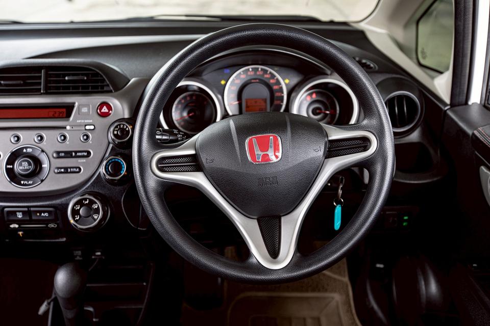 Honda Jazz 1.5 S ปี 2013 สีขาว มือเดียวป้ายแดง  16