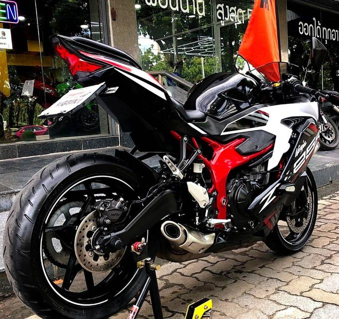 KAWASAKI ZX-25R สีดำ 2