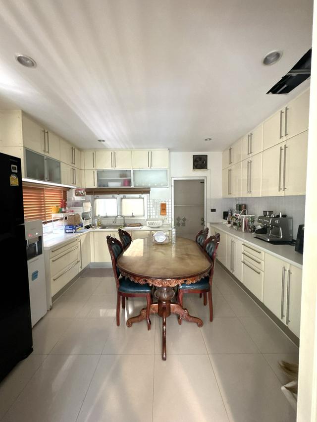 ขายบ้านเดี่ยว โครงการหมู่บ้าน Noble Geo วัชรพล ( โนเบิลจีโอวัชรพล )  ขนาด 105.7 ตารางวา  บ้านจำนวน 2 ชั้น ห้องโถง : 1 ห้อง ห้องนอน : 3 ห้องนอนใหญ่ ( 12