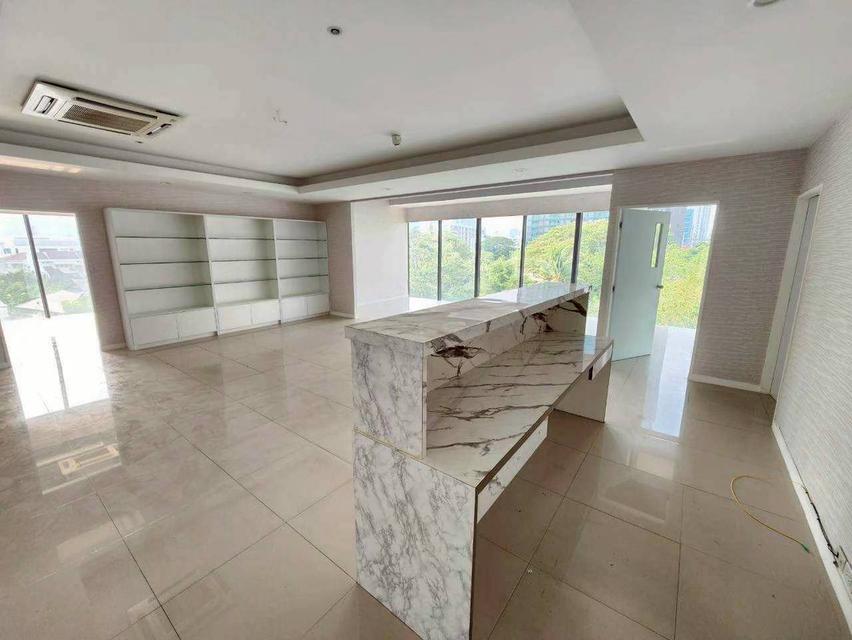 ให้เช่าอาคารสำนักงาน รัชดาลาดพร้าวพื้นที่ใช้สอย 2,000 ตารางเมตรที่จอดรถกว่า 400 คัน  ค่าเช่า 800,000 บาท/เดือน 8