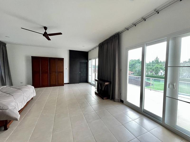 ขายหรือเช่า บ้านเดี่ยวพื้นที่ขนาดใหญ่ 458 ตรว พร้อมสระว่ายน้ำ เดินทางสะดวกใกล้อ่างเก็บน้ำมาบประชันและทางด่วนมอเตอร์เวย์ บางละมุง ชลบุรี. 6