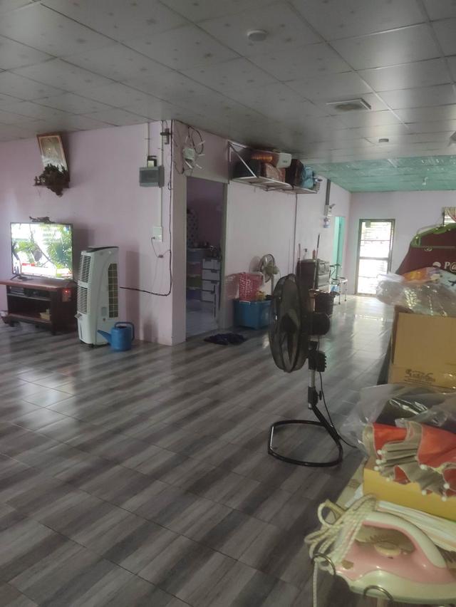 ขายบ้านพร้อมกิจการ ขนส่ง ถ่ายเอกสาร ฯลฯ และโรงสี บ้าน 3ห้องนอน 2 ห้องน้ำ ออฟฟิต ห้องโถง ครัว เป็นที่ดิน สองแปลง บ้าน 250ตารางวา โรงสี 275 ตารางวา ขาวร 4