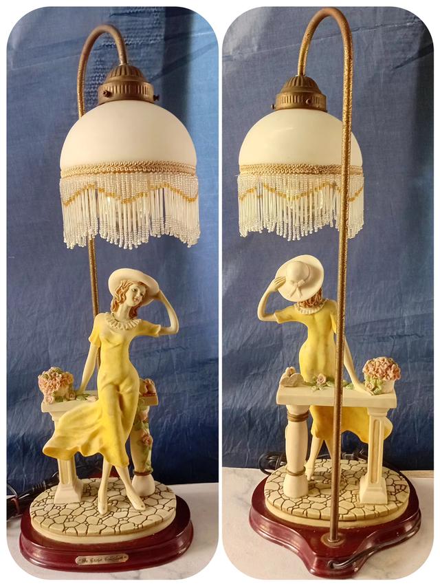 โคมไฟตั้งโต๊ะวินเทจของ The Crosa Collection "Lady Lamp"