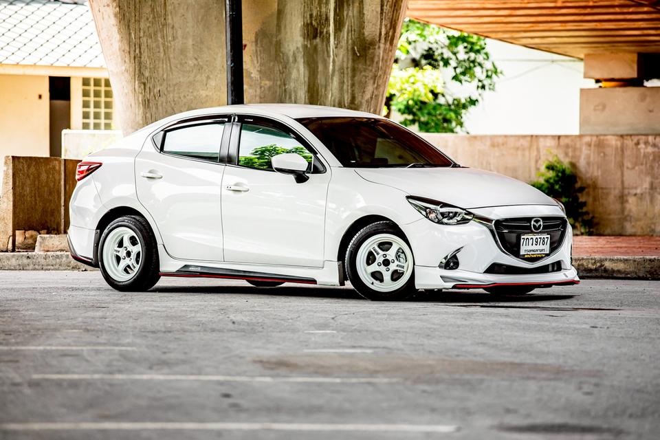 Mazda2 1.3 High Connect Skyactiv Sedan ปี 2018 สีขาวมุก