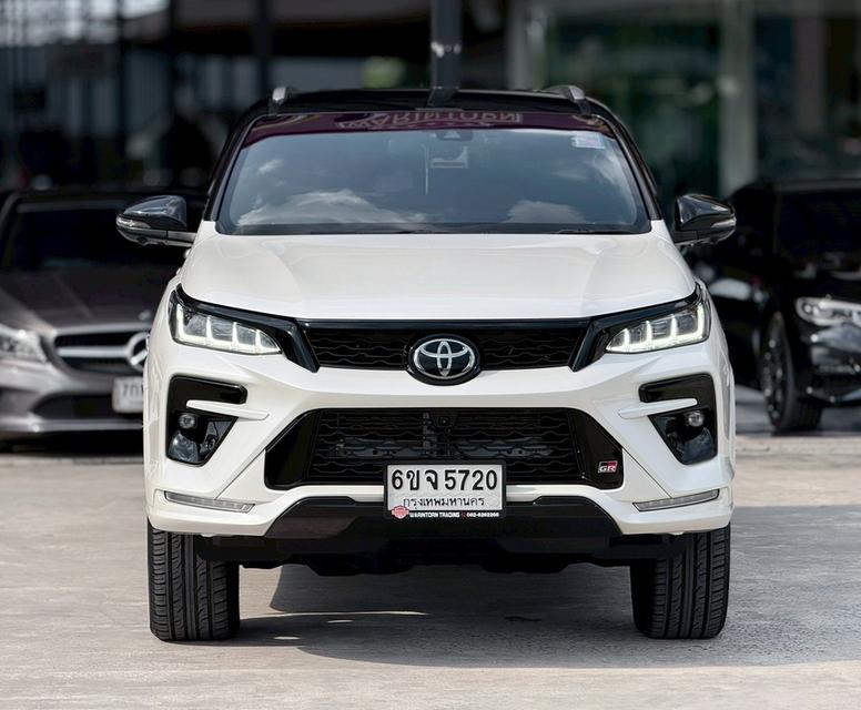 TOYOTA FORTUNER 2.8 GR SPORT 4WD BLACKTOP ปี 2022 โฉม ปี15-ปัจจุบัน สีขาวหลังคาดำ รูปที่ 2