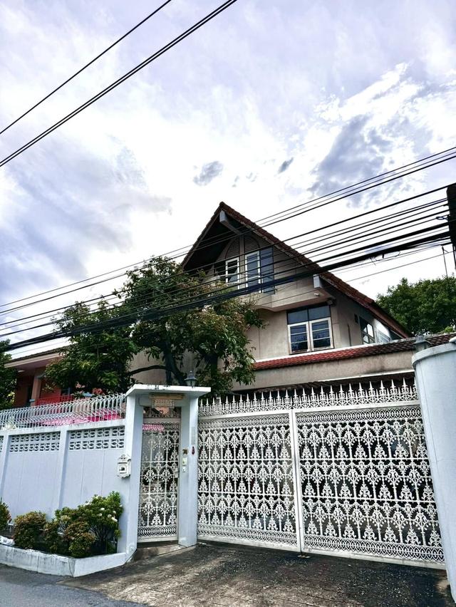 ขายบ้านเดี่ยว 3 ชั้น  บรรยากาศส่วนตัวสุดๆ ใจกลางย่านสาทร-นราธิวาสฯ ใกล้โรงเรียนชั้นนำ และห้างครบวงจร 12