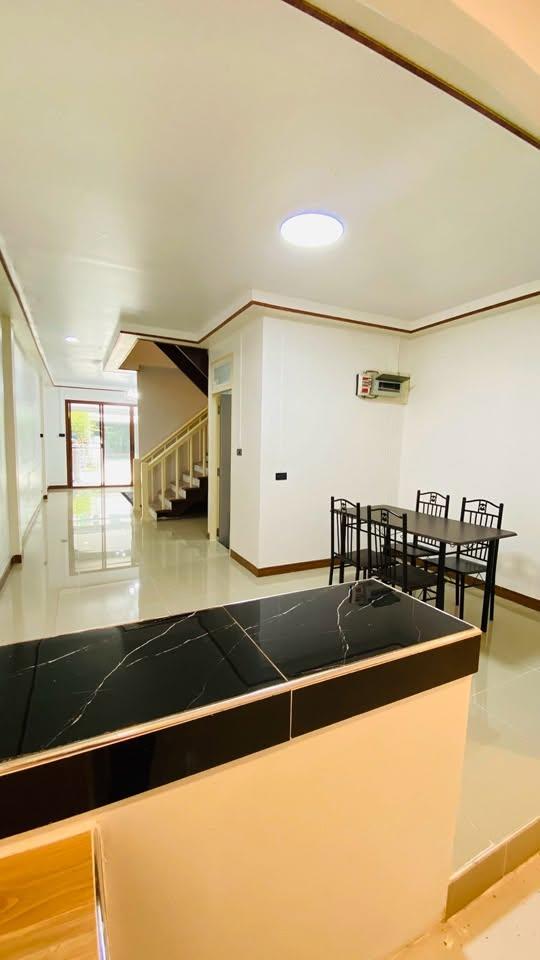 ✨ บ้านรีโนเวทใหม่ ฝ้าโปร่งโล่ง ทำเลดีติดถนน 345! 🏡 🔥 ขายทาวน์เฮ้าส์ 2 ชั้น มบ.ปาริชาติ  18 ตร.ว. 2 นอน 2 น้ำ ลดเหลือ 1.69 ล้าน ฟรีโอน กู้ 100% 💥 9
