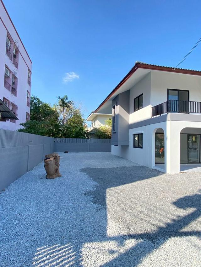 ขายบ้านเดี่ยว 2 ชั้น  เนื้อที่ 125 ตารางวา  หมู่บ้านเมืองเอกรังสิต ถนนพหลโยธิน ตำบลหลักหก อำเภอเมืองปทุมธานี จังหว 3