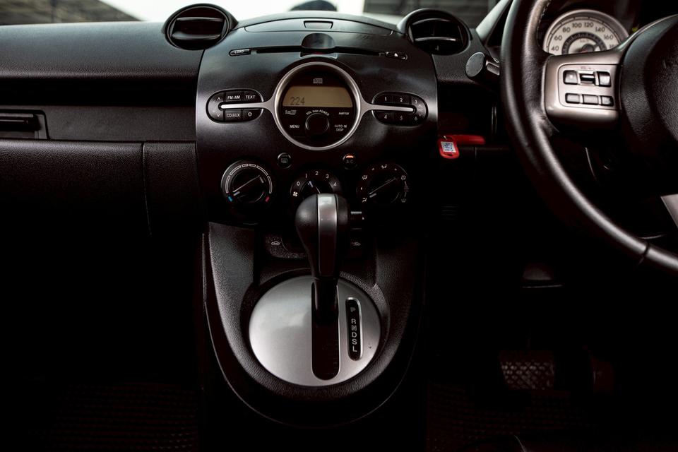 Mazda2 1.5 Spirit Sport สีขาว ปี 2011 รูปที่ 12
