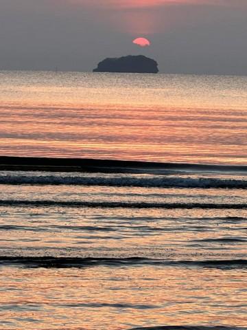หาที่สวยทรัพย์ดีเงื่อนไขสบาย ขายที่ดินใกล้หาดบางเบิด ติดถนนทางหลวง ใกล้หาด1 กม. +ขนาดที่ดิน 50-1-18 ไร่ โฉนดครุฑแดง พร้อ 2