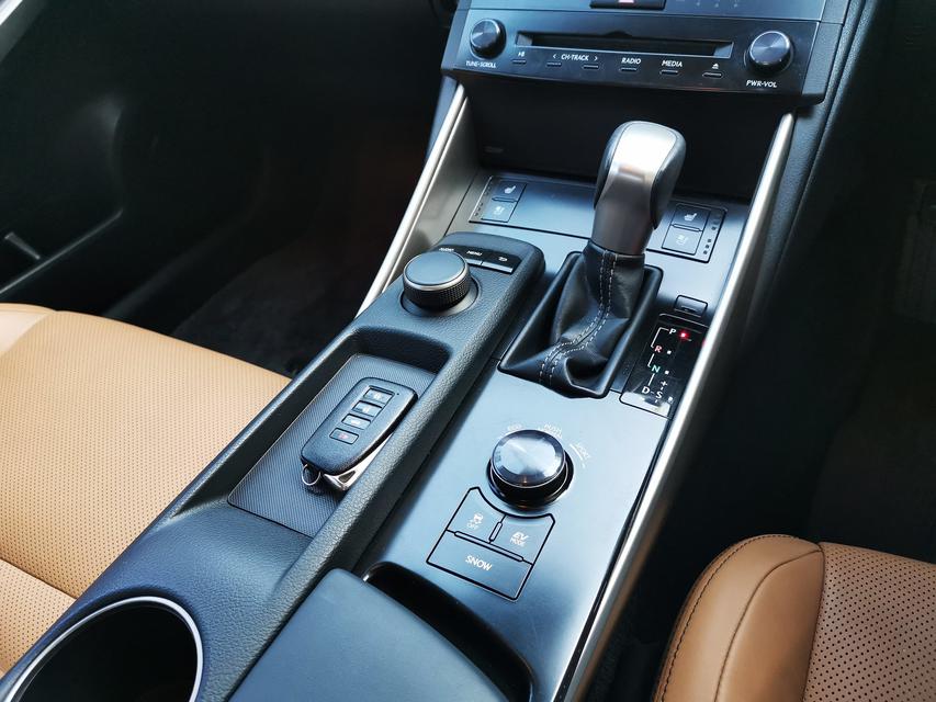 Lexus IS300h 2.5 Premium Hybrid (ปี 2015) Sedan AT 6
