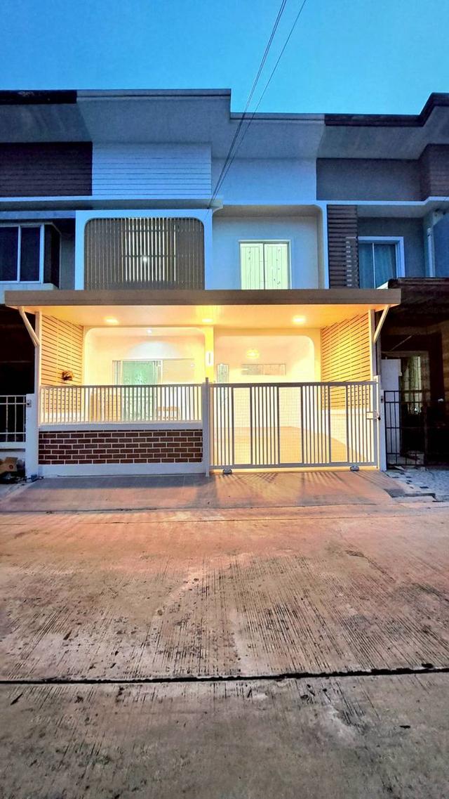 ทาวน์เฮาส์ 2 ชั้น หมู่บ้านบัวทองธานี บางบัวทอง ใกล้ตลาด สมบัติบุรี  1
