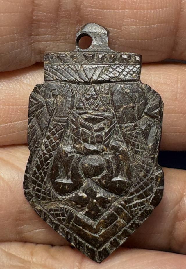 กะลาตาเดียวหลวงพ่อน้อยวัดธรรมศาลา หลังพอกผงฝั่งตะกรุดทองคำ