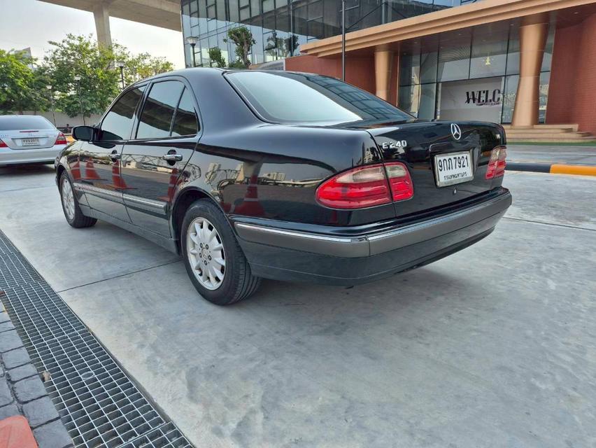 รถขาย Benz E240 W210 ปี 2001 สีดำ เลขไมล์น้อย รูปที่ 3