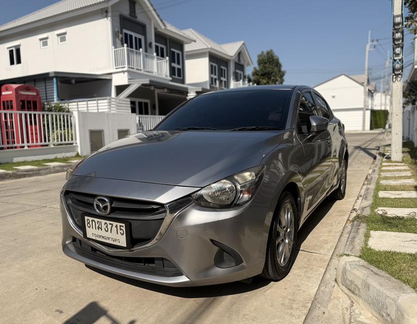 รถบ้านเจ้าของขายเอง Mazda 2 1.3 Skyactiv-G ปี 2017 สีเทา สภาพกริ๊บ ไมล์แท้ 120,xxx กม. เพิ่งเปลี่ยนยาง YOKOHAMA ใหม่ยกชุด รูปที่ 3