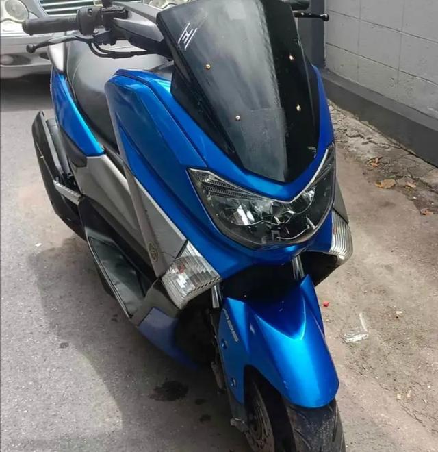 Yamaha N-Max สีน้ำเงิน 2