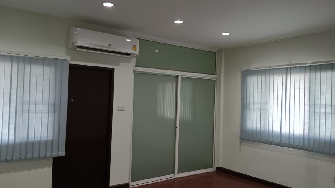 ให้เช่าทาวน์เฮ้าส์ Renovate ใหม่ ลาดพร้าว 47 แยก 9-5 2 ชั้น 26 ตร.ว. จอดรถ 2 คัน ใกล้ BTS 11