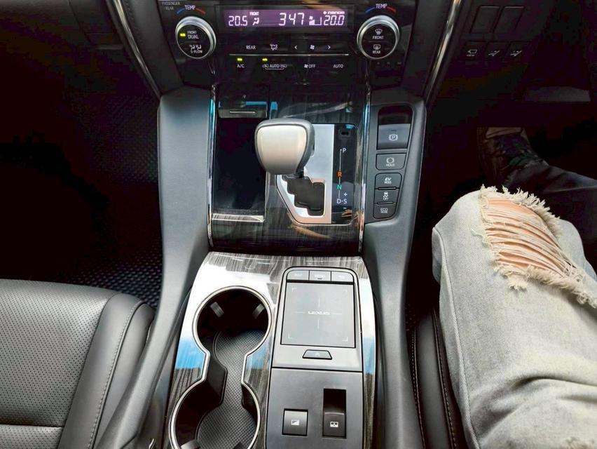 รหัสรถ KPV1854 2023 LEXUS LM300h Executive Lounge 4 Seat Hybrid E-four 9