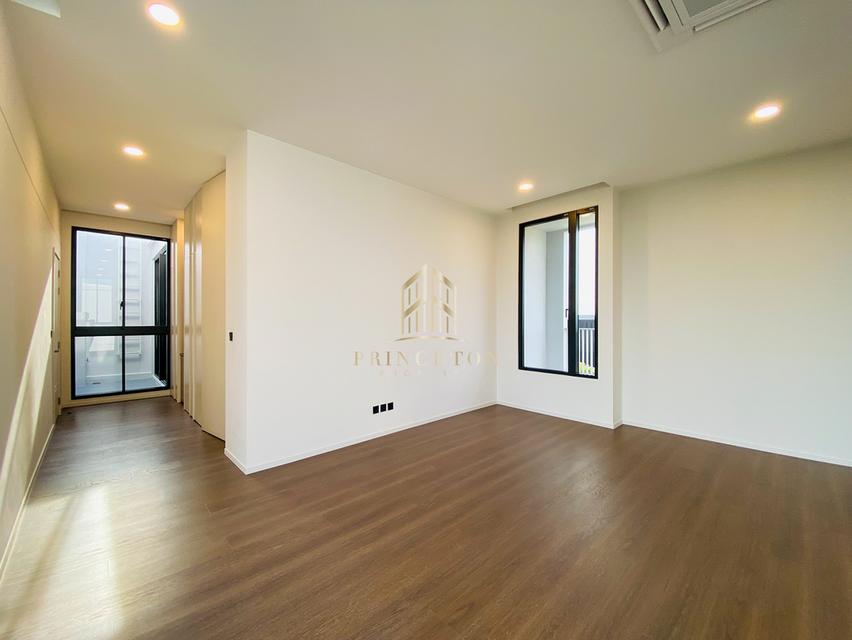 VIVE New Krungthep Kreetha Luxury 3-Storey Modern Home 13