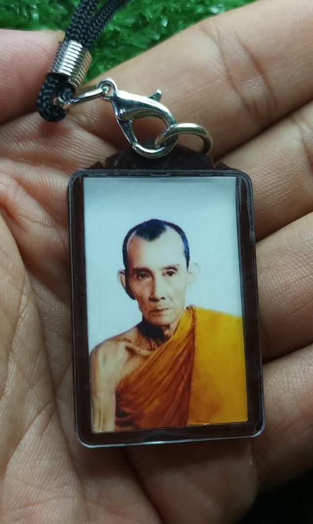 รูปถ่ายหลวงพ่อกวยพร้อมสร้อยเชือกร่ม