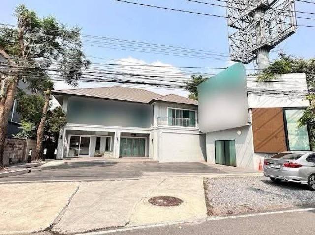 ให้เช่าบ้านเดี่ยว 2 ชั้น 120 ตร.วา ติดถนนเลียบด่วนรามอินทรา ใกล้ central eastville ทำเลดี มีที่จอดรถด้านหน้า เหมาะเปิดคลีความงาม   1