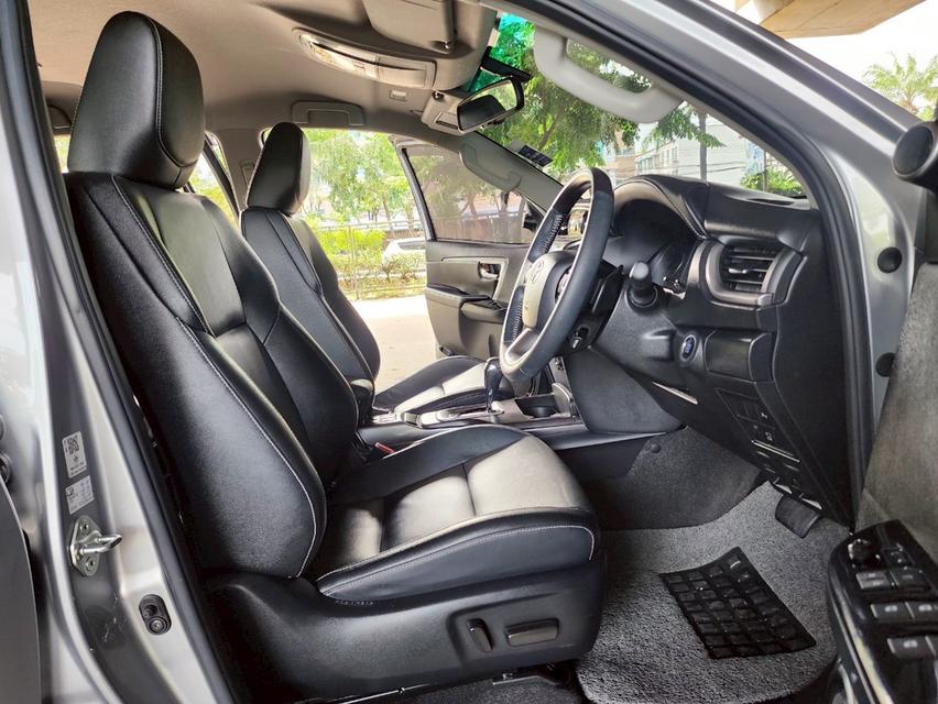ขายรถ Toyota Fortuner 2.4V 2wd ปี 2023 สีเทา เกียร์ออโต้ 12