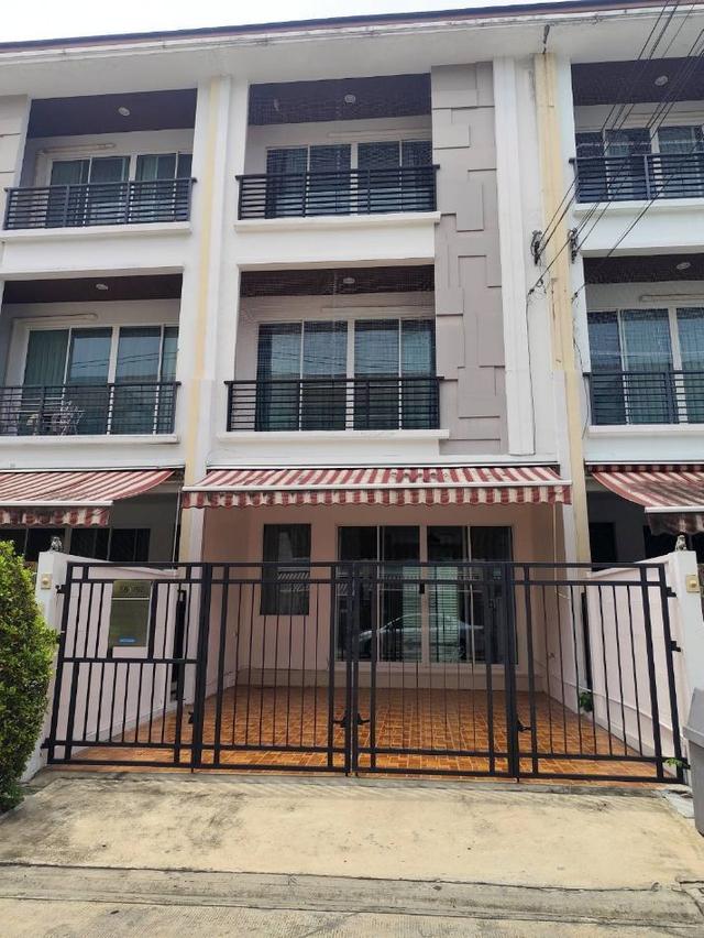 ให้เช่า ทาวน์โฮม บ้านกลางเมือง ลาดพร้าว 87 25 ตรว. หน้ากว้าง 5เมตร
Baan Klang Muang Ladprao 87 for rent 1