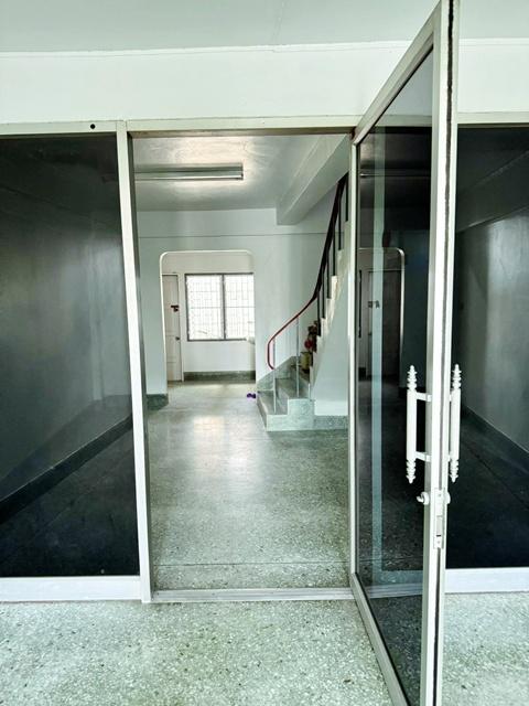 โพธิ์เสด็จ ตลาดสดหัวอิฐ 1.6 กม. วงเวียนน้ำพุ 2.4 กม. ศาลหลักเมืองนครศรีธรรมราช 2.3 กม. ให้เช่าอาคารพาณิชย์ 3.5 ชั้น 4