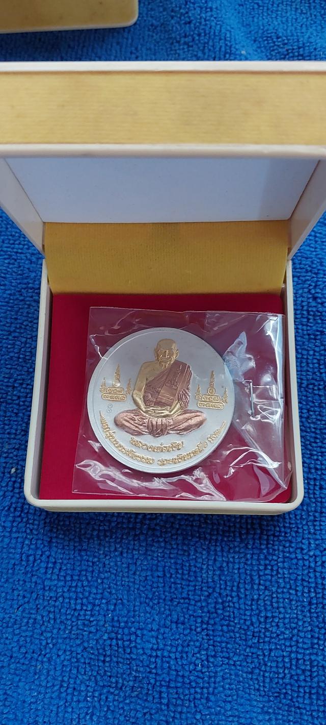 หลวงพ่อเงินรุ่นบารมีธรรม รวยเงินเหลือ
