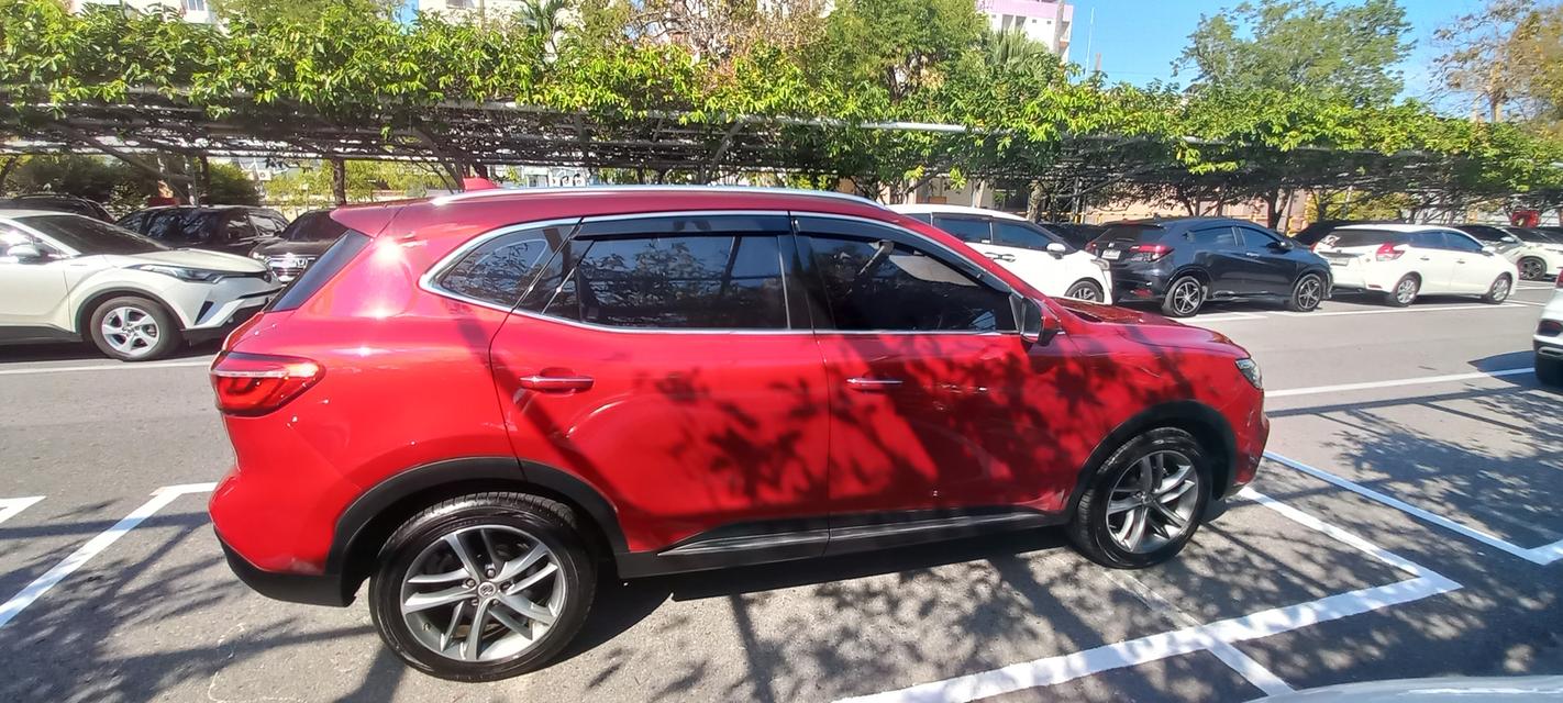 🔥 ขายด่วน! MG HS 1.5 X SUV ตัวท็อปสุด สีแดง 🔥 ✨ หลังคา Sunroof | รถบ้านมือเดียว | สภาพสวยมาก ✨ 📌 จดทะเบียน: ม.ค. 2021 📌 เครื่องยนต์: เบนซิน 1.5 Tu 7