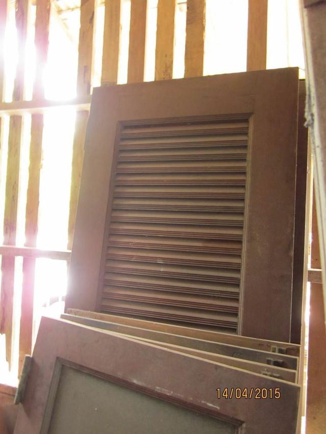 ขาย/หรือแลกเปลี่ยน/ บานประตูหน้าต่างไม้สัก พร้อมวงกบไม้แดง มือสอง 2