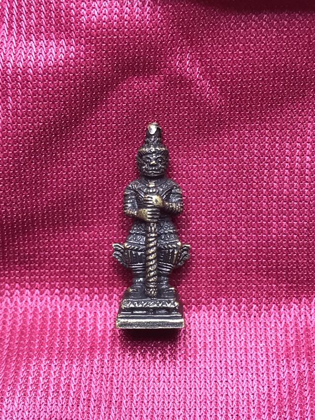 รูปหล่อลอยองค์ ท้าวเวสสุวรรณ ใต้ฐานตอกโค๊ต ว.ฐ. หลวงพ่อเพี้ยน วัดเกริ่นกฐิน